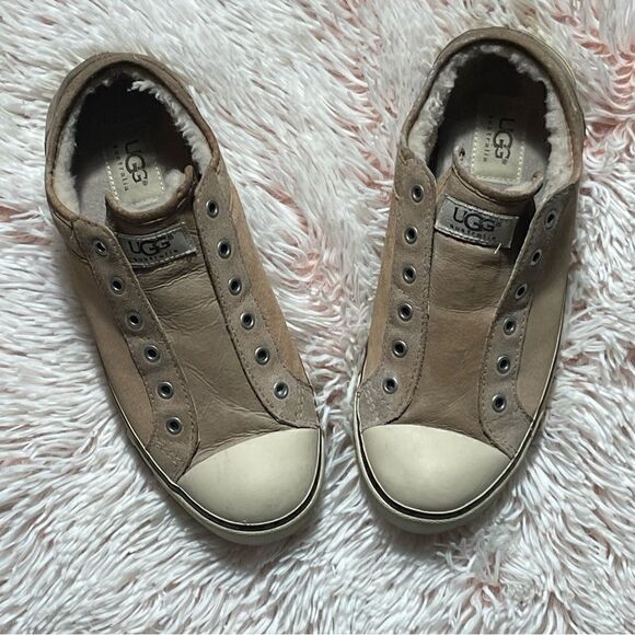 UGG SHOES  - Picture 1 of 11